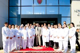 Image du Maroc Professionnelle de  Sa Majesté le Roi Mohammed VI pose pour une photo souvenir après avoir présidé l'inauguration du Centre de radiologie et d'analyses médicales de la Sûreté Nationale à Rabat, le 24 Avril 2019 (Photo/ SPPR) via Jalilbounhar.com 